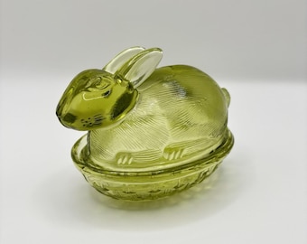 Konijntje op nest schaaltje, vintage groen glazen schaaltje met deksel, decoratief verzamelobject