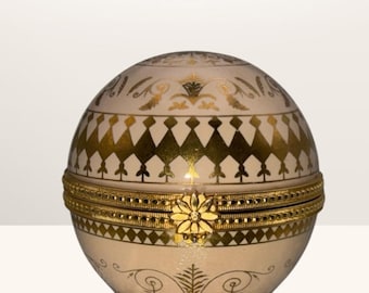Vintage Estee Lauder Heirloom Treasures Ball sieradendoosje van porselein in ivoor en goud.