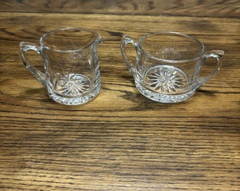 Juego de crema y azúcar de cristal tallado vintage con diseño de estrella atómica, tallado/grabado.