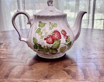 Churchill theepot met aardbeien en vlinders, gemaakt in Roemenië.