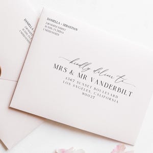 Peut inclure: Enveloppes rose pâle avec des sceaux de cire dorés. L'une est adressée à "Mrs & Mr Vanderbilt" avec une calligraphie élégante. Idéal pour un mariage ou un événement spécial.