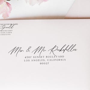 Puede incluir: Un sobre blanco con elegante caligrafía negra. El texto incluye "THE FUTURE MR & MRS" y un nombre, seguido de una dirección en Austin, TX. Debajo, "Mr. & Mr." y un apellido están escritos, junto con una dirección en Los Ángeles, CA.