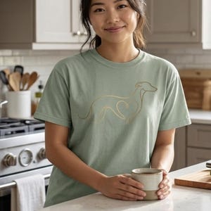 線画風グレイハウンドハート犬のアウトラインシャツ | ミニマルな犬Tシャツ