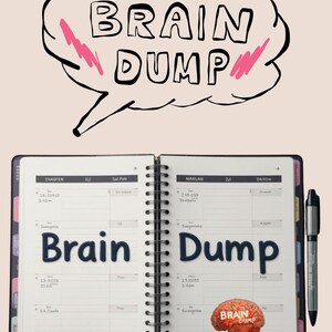 Puede incluir: Un planificador con espiral con las palabras "Brain Dump" en las páginas abiertas. Encima del planificador, una burbuja de diálogo dice "Brain Dump". Un bolígrafo descansa en el lado derecho del planificador. Un gráfico de cerebro está en la parte inferior.