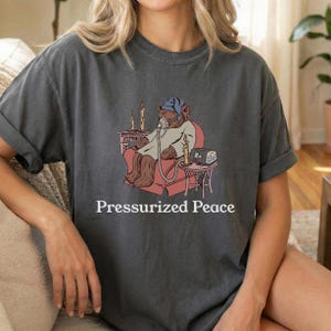 -shirt CPAP Comfort Colors Pressurized Peace | Illustration d'un ours relaxant, scène de lecture confortable