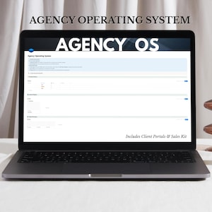 Könnte beinhalten: Ein Laptop, auf dem die Worte "AGENCY OS" auf dem Bildschirm angezeigt werden. Der Bildschirm zeigt eine Softwareoberfläche mit dem Text "Agency Operating System" oben. Der Text "Includes Client Portals & Sales Kit" befindet sich am unteren Bildschirmrand.