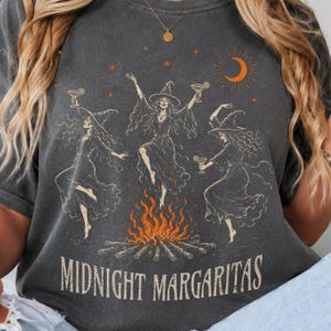 Camiseta Margaritas de Medianoche, Magia Práctica, Camiseta de Halloween con temática de brujas, Camiseta Noche de Chicas Espeluznantes, Camiseta Colores Cómodos