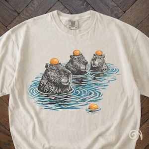 Capibara-shirt | Leuk grappig T-shirt met dierenprint | Linoprintontwerp | Capibara-shirt hete lente | Comfort Colours Onsen Aesthetic T-shirt