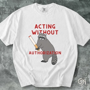 無許可で行動するTシャツ、面白いアライグマのミーム、喫煙する動物のグラフィックTシャツ、動物ユーモアギフト、かわいい反逆アライグマのユニセックスTシャツ