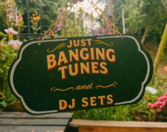 Musiques percutantes et sets de DJ - mini enseigne suspendue inspirée d'une enseigne de pub