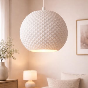 Puede incluir: Un juego de tres tazas de cerámica con un esmalte moteado de color crema. Cada taza presenta un diseño pintado a mano diferente: una hoja azul y verde, una flor amarilla y una baya roja. Las tazas tienen una forma simple y redondeada.