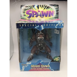 Puede incluir: Una figura de acción Ultra-Action de Mutant Spawn en su embalaje original. La figura es una figura de acción detallada y articulada con una combinación de colores oscuros, exhibida en una caja de plástico transparente con el logotipo "Spawn" y el texto "Special Edition".