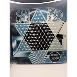 Könnte beinhalten: Quadratisches Chinese Checkers-Spielbrett mit geometrischem Design in Blau-, Schwarz- und Weißtönen. Das Brett hat ein sternförmiges Muster in der Mitte und die Wörter "SAN LOO" und "CHINESE CHECKERS".