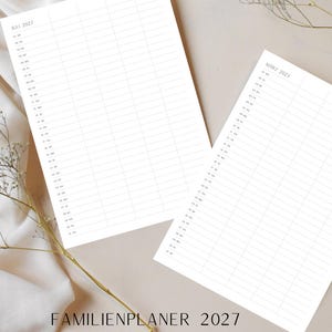 Może przedstawiać: Dwa białe arkusze papieru do planowania z liniami siatki i datami na lipiec i marzec 2027. Tekst "FAMILIENPLANER 2027 SOFORTIGER DOWNLOAD" znajduje się na dole. Tło to neutralna beżowa tkanina z gałązkami suszonych kwiatów.