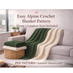 Può includere: Un'accogliente scena di soggiorno presenta un divano grigio con una coperta all'uncinetto verde e crema. Una pila di coperte piegate poggia su un cestino di vimini. Il testo recita "Easy Alpine Crochet Blanket Pattern".