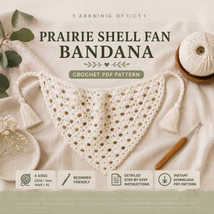 Op de afbeelding: Een crèmekleurige gehaakte bandana met een waaiervormig patroon, voorzien van twee gevlochten koorden met kwastjes aan de uiteinden. De tekst luidt PRAIRIE SHELL FAN BANDANA, CROCHET PDF PATTERN, 4 SIZES, BEGINNER FRIENDLY, DETAILED STEP-BY-STEP INSTRUCTIONS, INSTANT DOWNLOAD PDF PATTERN.
