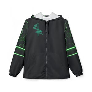 Puede incluir: Chaqueta con capucha negra con cremallera y interior blanco. La chaqueta presenta un gráfico verde en el pecho y patrones geométricos con detalles en verde neón en las mangas. Tiene capucha y cremallera completa.