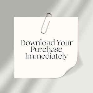 Może przedstawiać: Biała kartka papieru z tekstem "Download Your Purchase Immediately" w czarnej, eleganckiej czcionce. Srebrny spinacz do papieru zabezpiecza notatkę. Tło ma miękkie cienie.