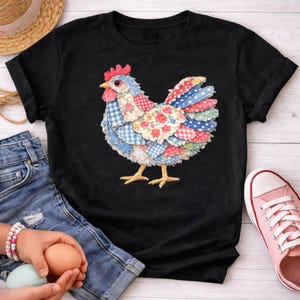 K&ouml;nnte beinhalten: Schwarzes T-Shirt mit einem bunten Patchwork-H&uuml;hnerdesign. Das Huhn hat einen roten Kamm und Kehllappen sowie Federn mit blauem, rotem und wei&szlig;em Muster. Das Shirt wird mit Jeans, einem Strohhut und rosa Turnschuhen kombiniert.