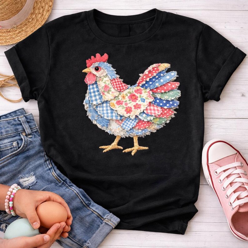 K&ouml;nnte beinhalten: Schwarzes T-Shirt mit einem bunten Patchwork-H&uuml;hnerdesign. Das Huhn hat einen roten Kamm und Kehllappen sowie Federn mit blauem, rotem und wei&szlig;em Muster. Das Shirt wird mit Jeans, einem Strohhut und rosa Turnschuhen kombiniert.