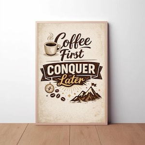 以下が含まれることがあります： 「Coffee First CONQUER Later」という茶色の文字が書かれた額入りのプリント。コーヒーカップ、コンパス、コーヒー豆、旗のついた山が含まれています。背景はヴィンテージスタイルのベージュです。