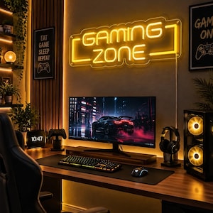 Può includere: Un'insegna al neon gialla montata su una parete che mostra il testo GAMING ZONE in un contorno rettangolare. L'insegna è posizionata sopra un monitor, una tastiera, un mouse e un case per PC con ventole illuminate in una stanza buia.