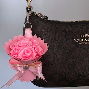 Sleutelhanger minibloemboeket | Handgemaakte Rose Ramo-sleutelhanger | Schattige portemonnee-bedel | Gepersonaliseerde cadeau | Sleutelhanger met kleine bloemen