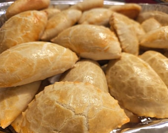 Auténticos pasteles de carne nigerianos: corteza hojaldrada, relleno sabroso