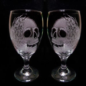 Set di calici da vino con teschio e fiamme incisi a mano - Decorazione di Halloween