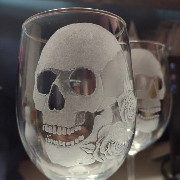 Skull and rose Stemless custom wine glass set , spooky skull wine glasses , hand engraved glass skull goblets gifts