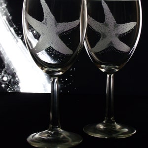 Peut inclure: Deux verres &agrave; vin en verre transparent avec des &eacute;toiles de mer blanches grav&eacute;es.