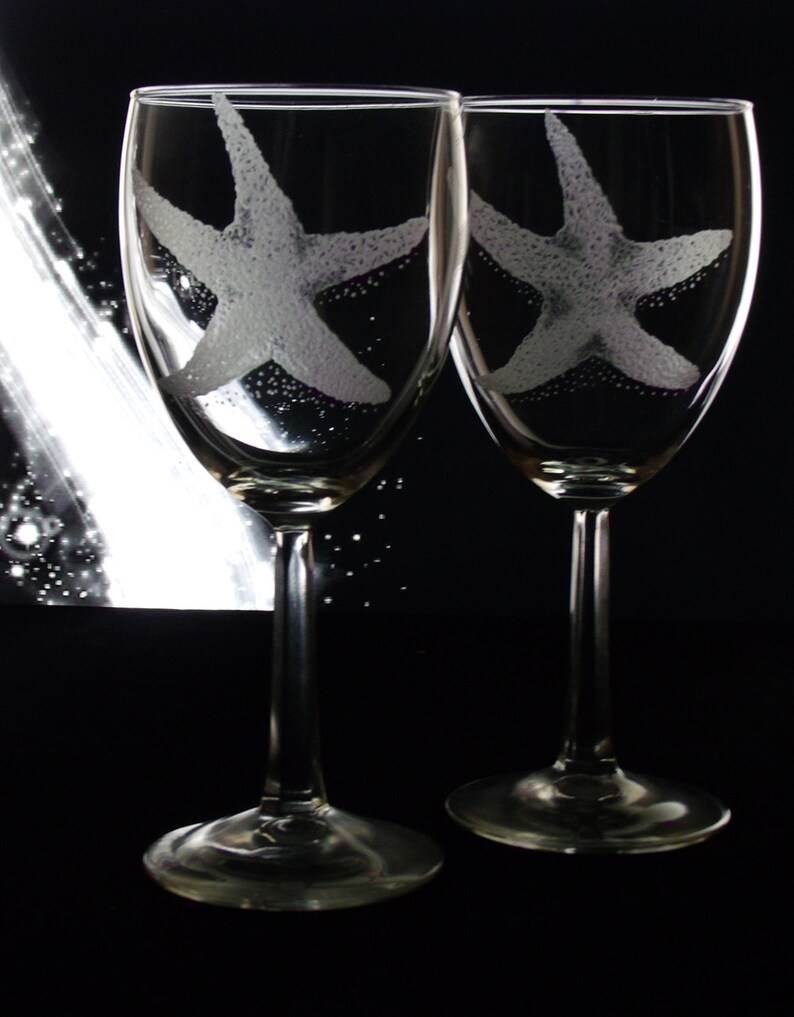 Peut inclure: Deux verres &agrave; vin en verre transparent avec des &eacute;toiles de mer blanches grav&eacute;es.