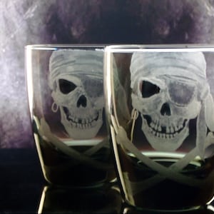 Drink set Pirate Skull and Crossbones Engraved On The Rocks Glass Set etch whiskey scotch black barware