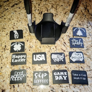 Apilador de vasos y soporte para marcadores con tarjetas de temporada intercambiables: La estación de marcadores de bebidas definitiva para anfitriones y fiestas previas a eventos deportivos.