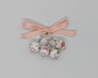 Marqueurs de point floraux roses et blancs en céramique (Ensemble de 4)