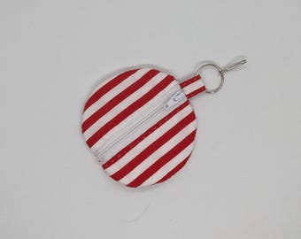Ohrstöpseltasche mit roten und weißen Streifen