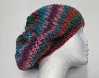 Boina holgada de rayas de arcoíris tejida a mano