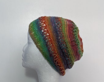 Bonnet ample tricoté main en dentelle arc-en-ciel