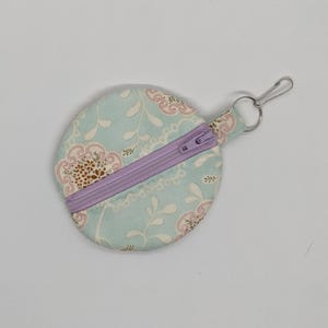 Etui met pastelkleurige bloemenprint en bloemen