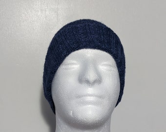 Sombrero con cable tejido a mano en azul denim oscuro