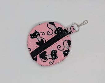 Schwarze Katzen auf rosa Ohrstöpseltasche