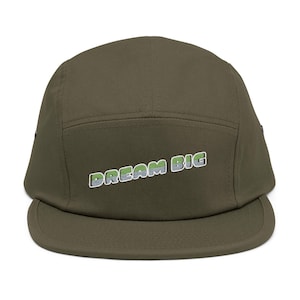 Gorra de 5 paneles bordada "Dream Big" / verde musgo, texto estilo parche