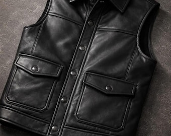 Gilet da motociclista in pelle nera con bottoni a pressione, senza maniche, vestibilità personalizzata.