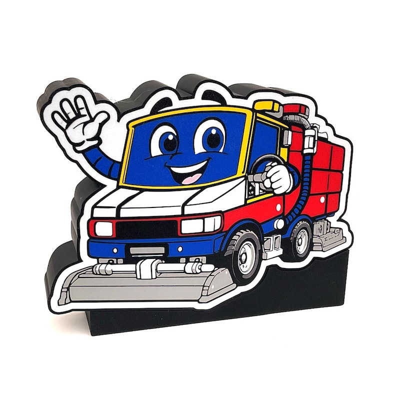 Puede incluir: Un dise&ntilde;o de cami&oacute;n de bomberos de dibujos animados con una cara sonriente y un brazo saludando. El veh&iacute;culo presenta colores azul, rojo, blanco y amarillo, con un contorno negro. La imagen est&aacute; sobre una base negra.