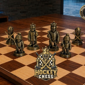 Puede incluir: Un juego de ajedrez con piezas diseñadas con temas de hockey, incluyendo jugadores con equipo y máscaras de portero, sobre un tablero de madera. Un logotipo muestra el texto HOCKEY CHESS con palos cruzados y un disco, y un sello dice PHYSICALLY PRINTED AND TESTED.