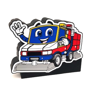 Puede incluir: Un dise&ntilde;o de cami&oacute;n de bomberos de dibujos animados con una cara sonriente, un brazo que saluda y una combinaci&oacute;n de colores rojo, blanco, azul y amarillo. La imagen es una pegatina o un im&aacute;n con un borde negro.