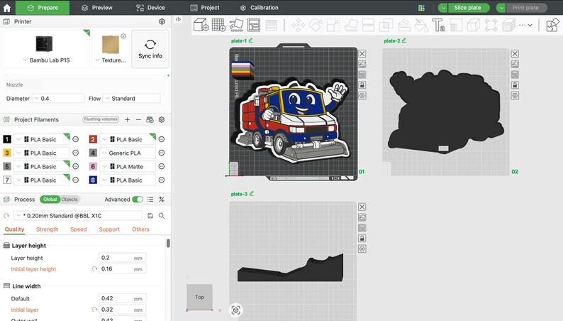 Puede incluir: Una captura de pantalla de una interfaz de software de impresi&oacute;n 3D. La interfaz muestra un dise&ntilde;o de cami&oacute;n de bomberos de dibujos animados, junto con varias configuraciones de la impresora, como el di&aacute;metro de la boquilla, la altura de la capa y la selecci&oacute;n del filamento. El cami&oacute;n es rojo, blanco y azul.