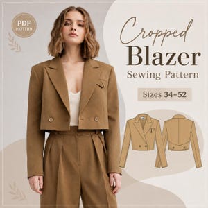 Op de afbeelding: Een bruin naaipatroon voor een cropped blazer met reverskraag, twee knopen aan de voorzijde en lange mouwen. De tekst luidt PDF PATTERN, Cropped Blazer Sewing Pattern en Sizes 34-52, inclusief een technische lijntekening van het kledingstuk.