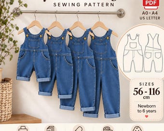 Può includere: Un cartamodello PDF digitale per salopette da neonato e bambino, con quattro salopette in denim blu di varie lunghezze appese a grucce di legno. L'immagine include disegni tecnici, la gamma di taglie 56-116 cm ed etichette per l'età.