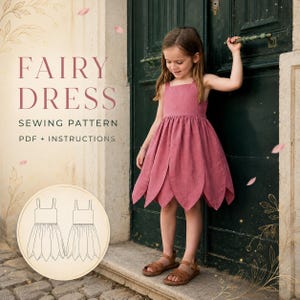 Könnte beinhalten: Ein ärmelloses Kleid in Altrosa mit einem Saum in Blütenblattform, schmalen Trägern und einem körpernahen Oberteil. Das Bild enthält den Text FAIRY DRESS SEWING PATTERN PDF + INSTRUCTIONS sowie eine Strichzeichnung des Kleiderdesigns.